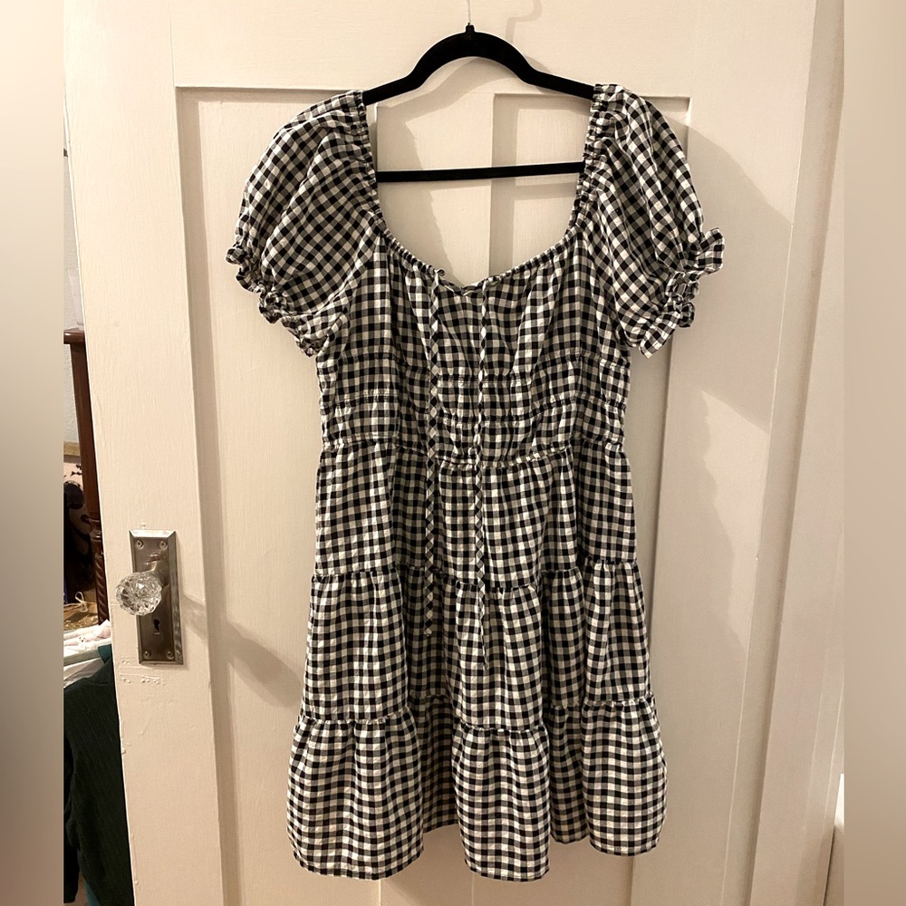 Puffy sleeves dress. Black and white. Size 1XL. Fit size 14-18